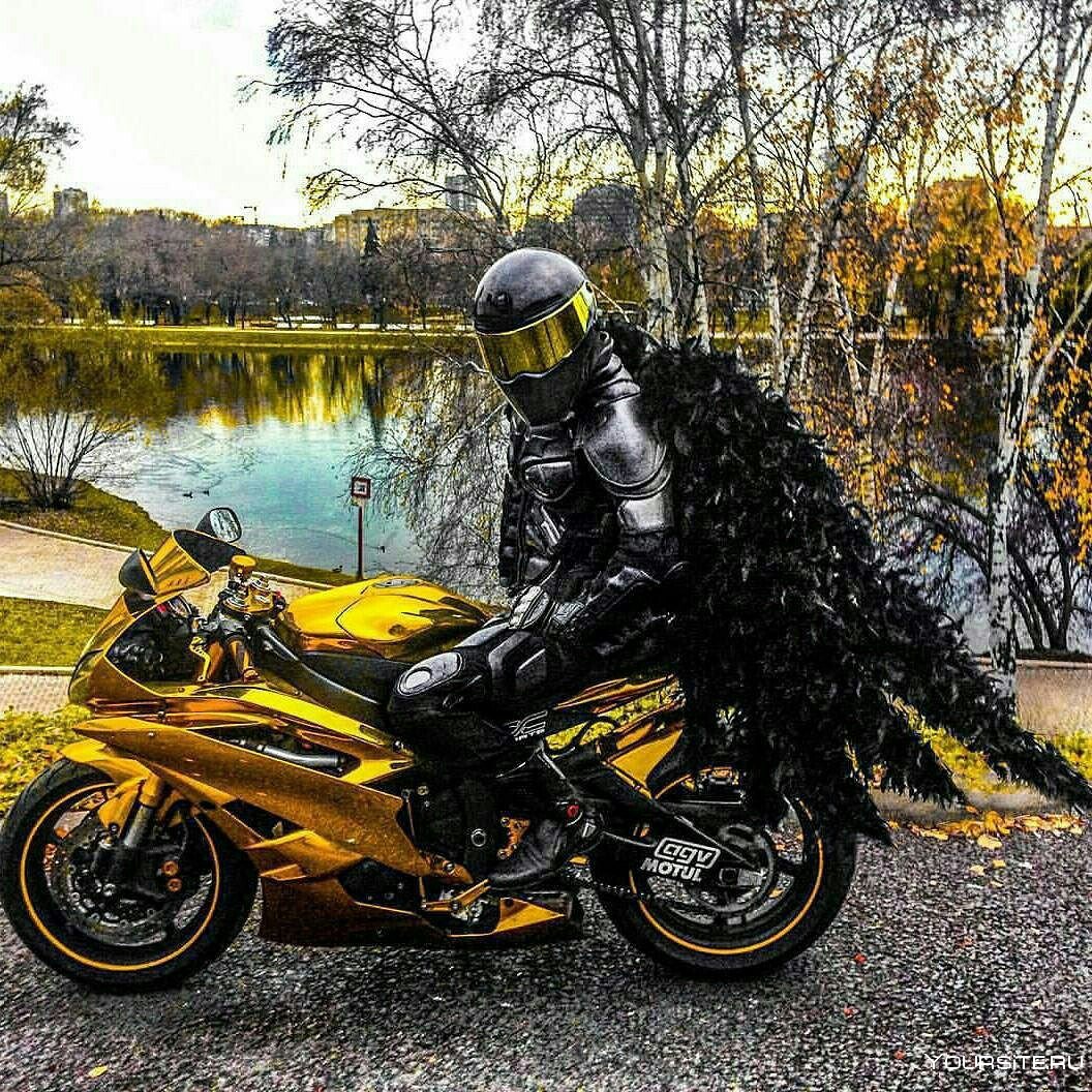 Мотоциклист на желтом мотоцикле