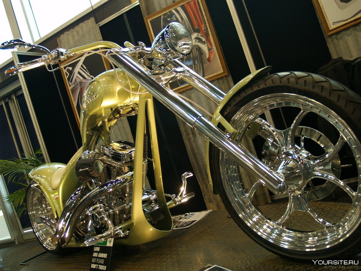 Кастом мотоцикл желтый