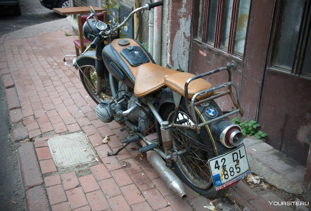 Мотоцикл старый потрепанный