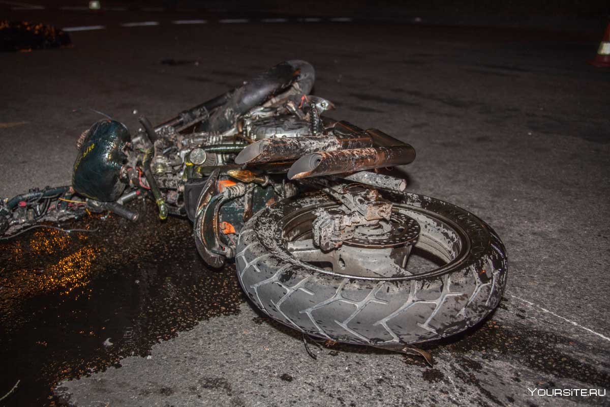 Ночная авария на мотоцикле