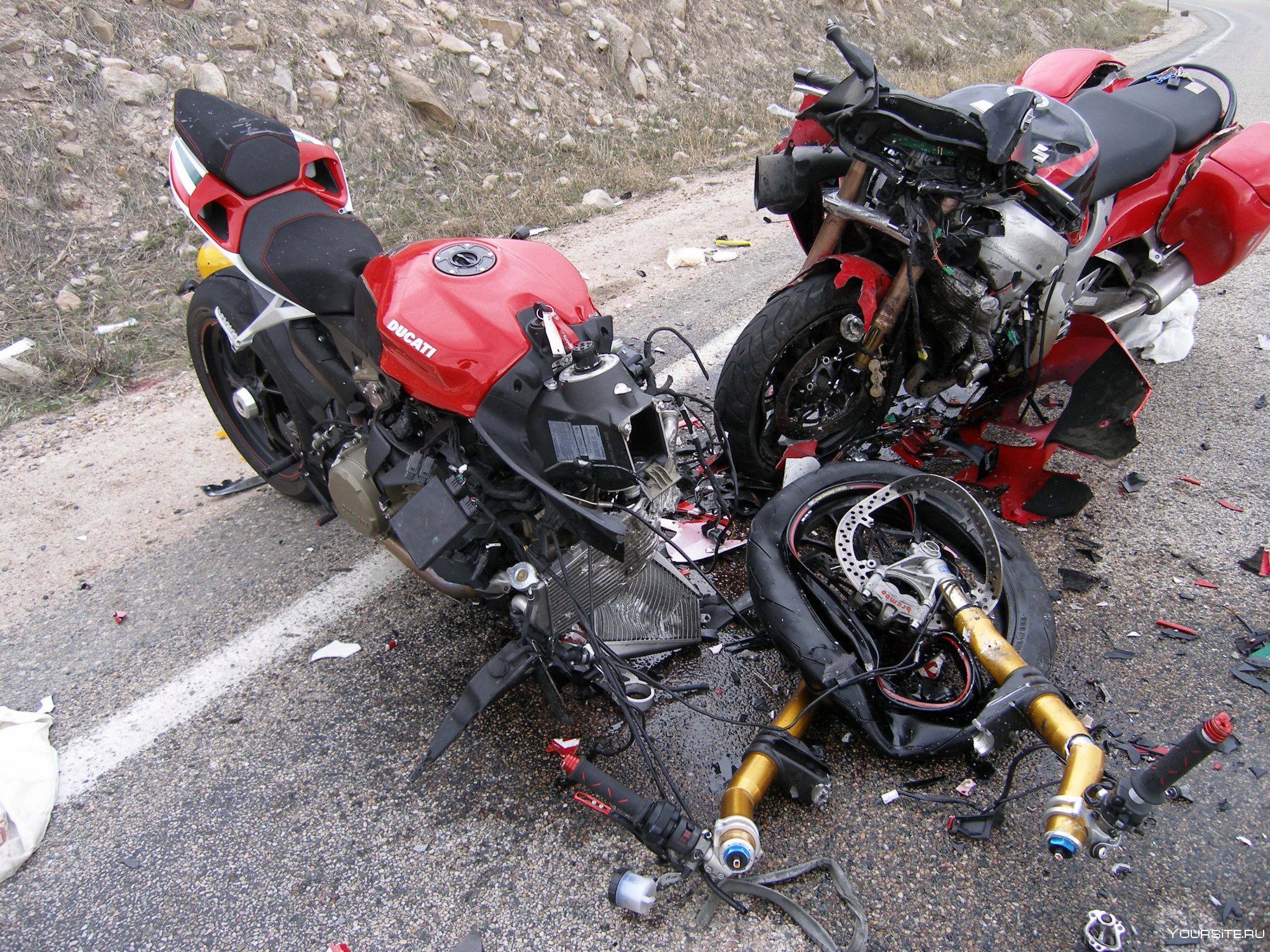 Мотоцикл после аварии. Разбитый мотоцикл диабло р1. Разбитый красный Ямаха р1. Мотоцикл диабло р1 после аварии.