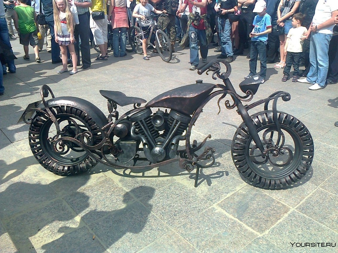 Памятник мотоциклу в Тюмени