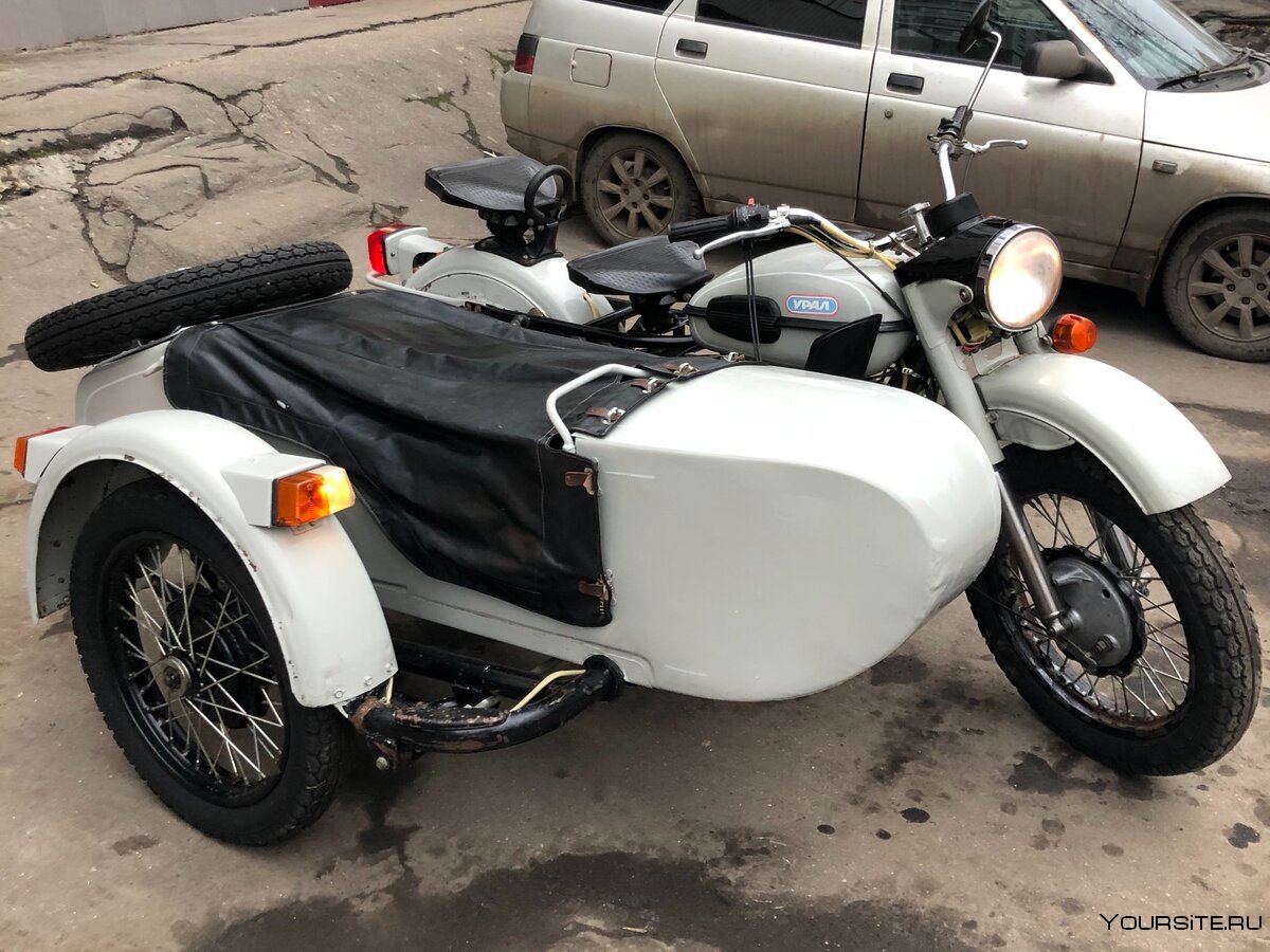 Мотоцикл Урал турист белый