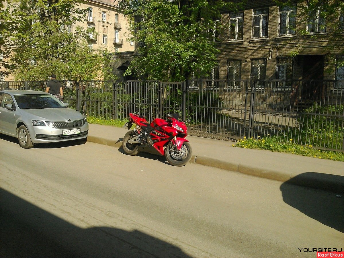 Мотоцикл возле дома