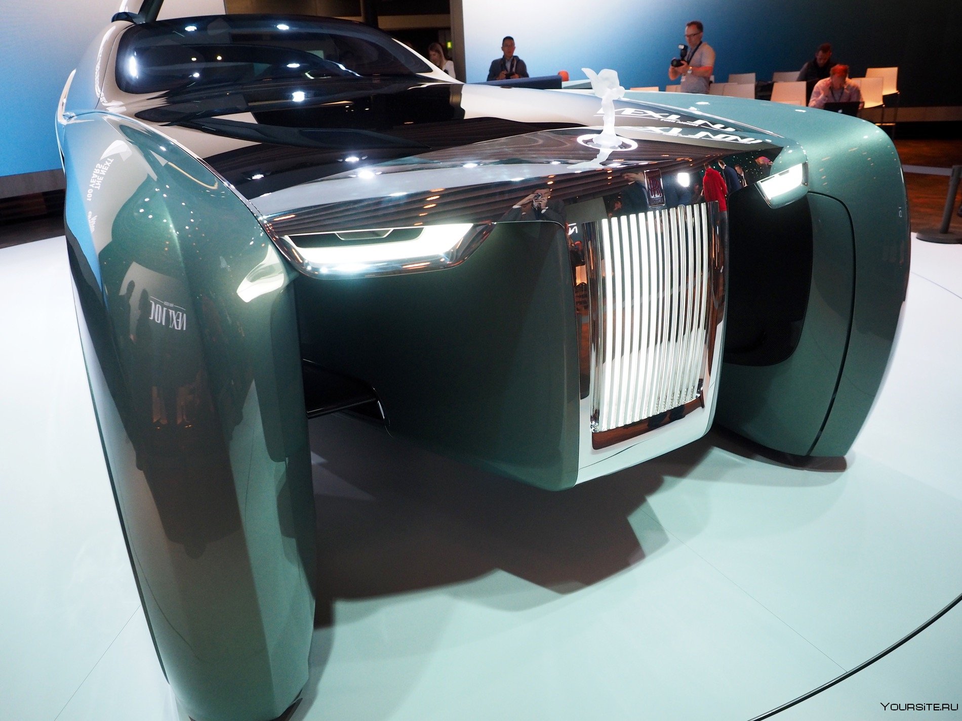Как называется роллс ройс. Rolls Royce Phantom 2050. Роллс Ройс электромобиль. Мотор Роллс Ройс Фантом. Роллс Ройс автодом.