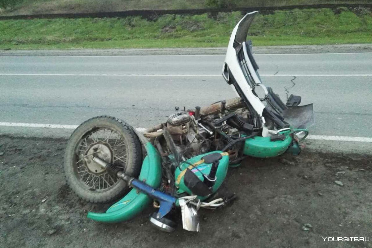 Мотоцикл Урал после аварии
