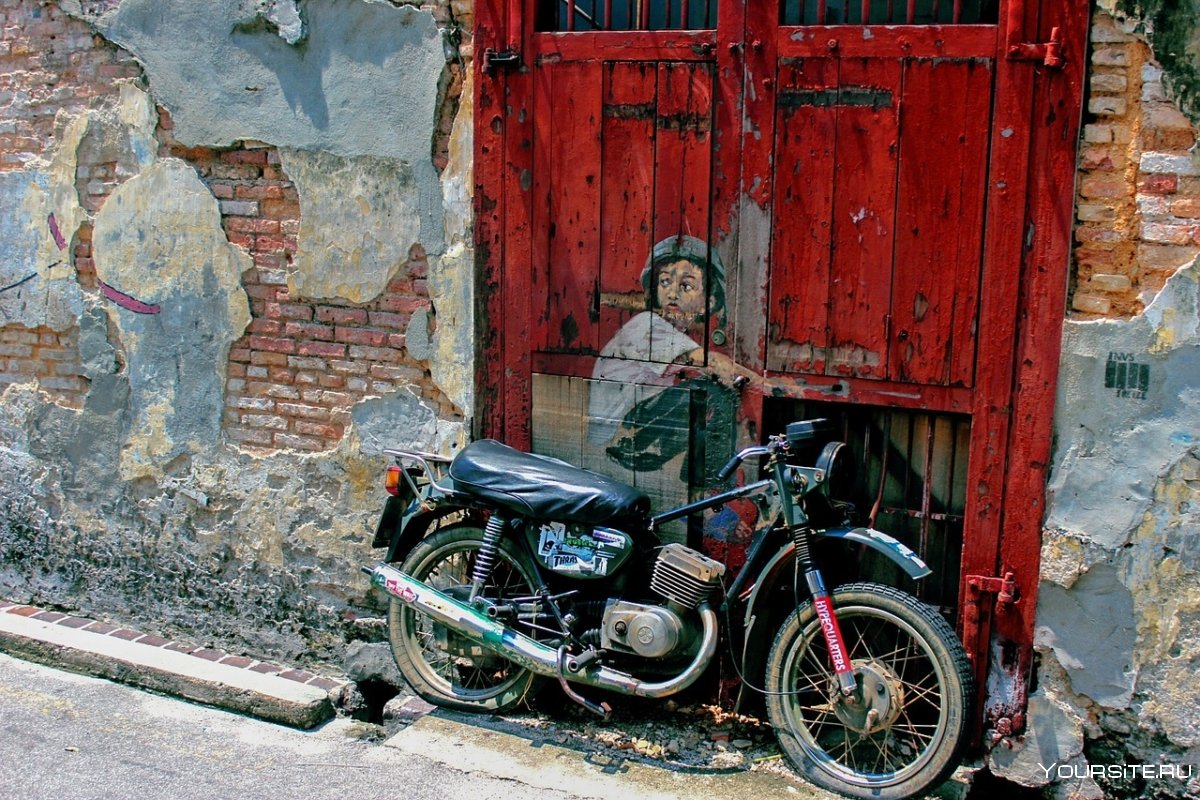 Мотоцикл на стене