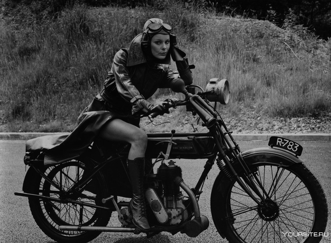Девушка на Старом мотоцикле