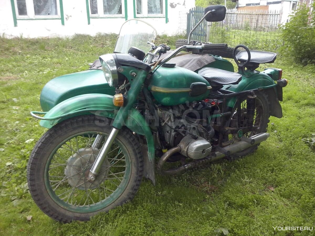 Мотоцикл Урал в поле