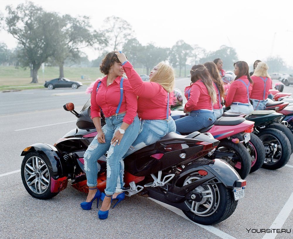 Машины мотоциклы и девушки