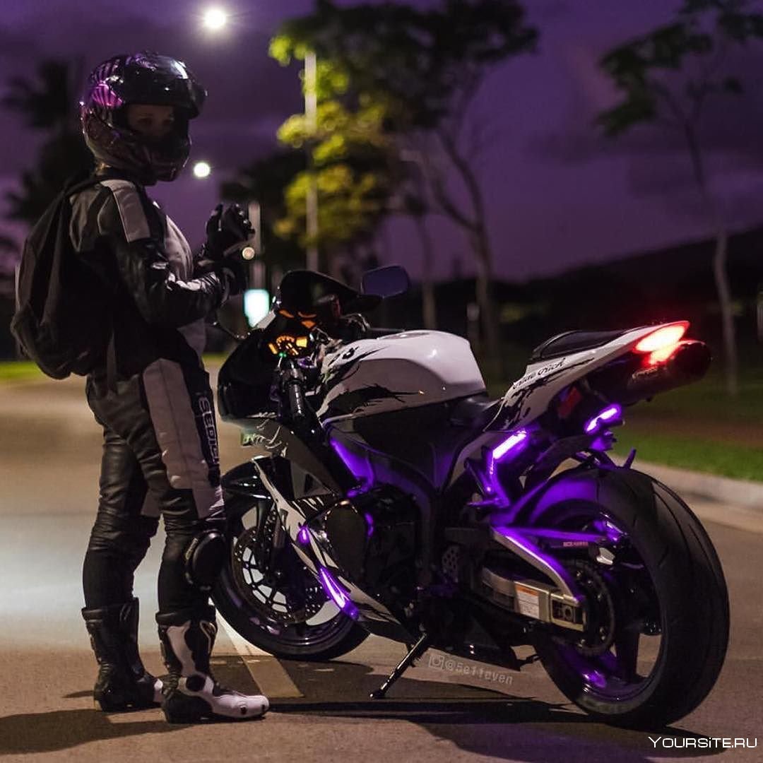 Девушка на фиолетовом мотоцикле