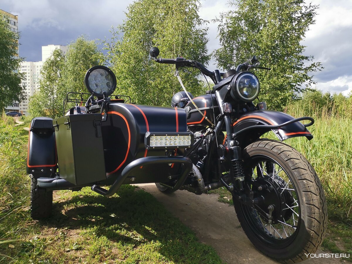 Мотоцикл Урал на природе