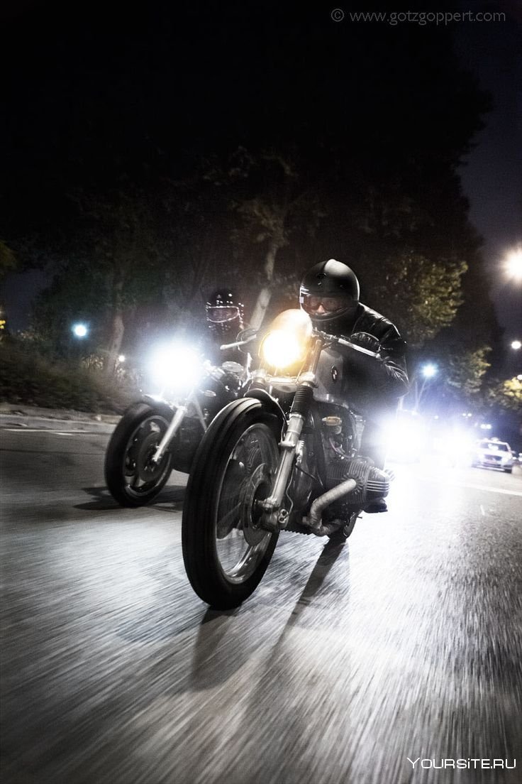 Мотоцикл на ночной дороге