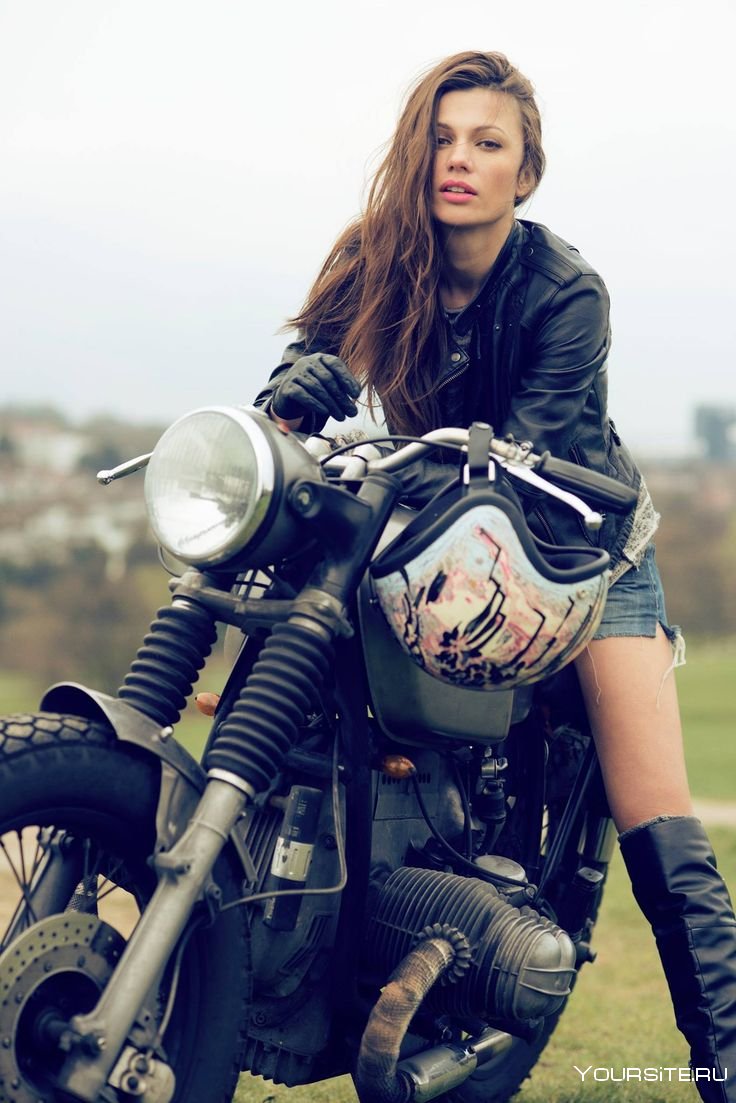 Девушка на мотоцикле Урал в деревне