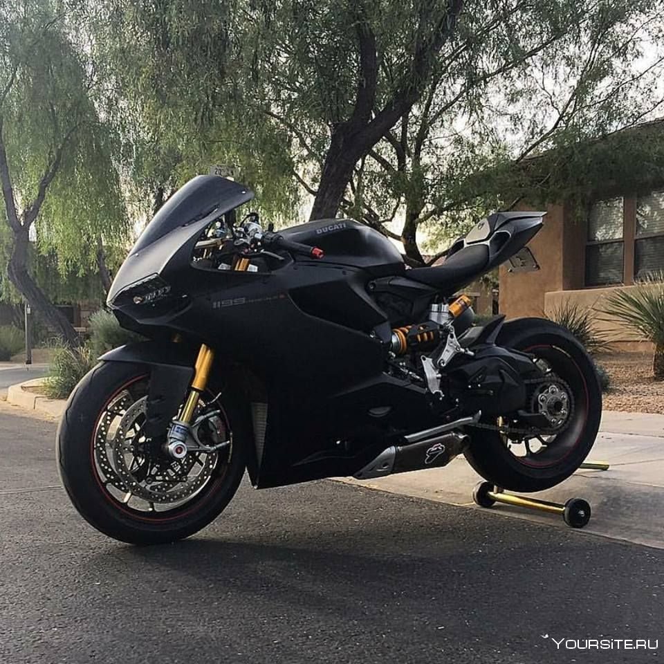 Черный спортивный мотоцикл