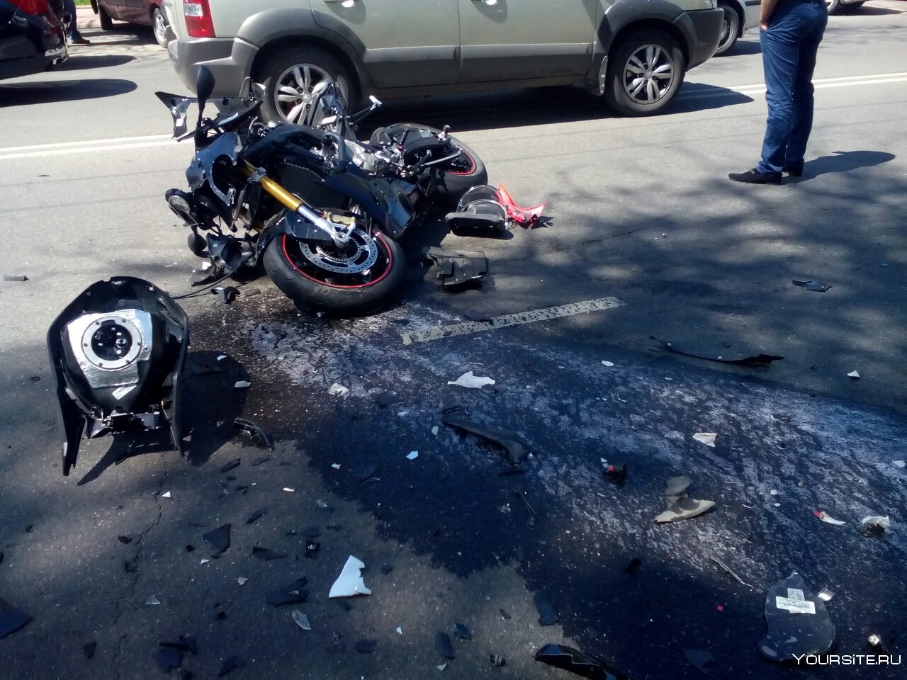 Мотоцикл после аварии. Разбитый мотоцикл 1000rr БМВ.