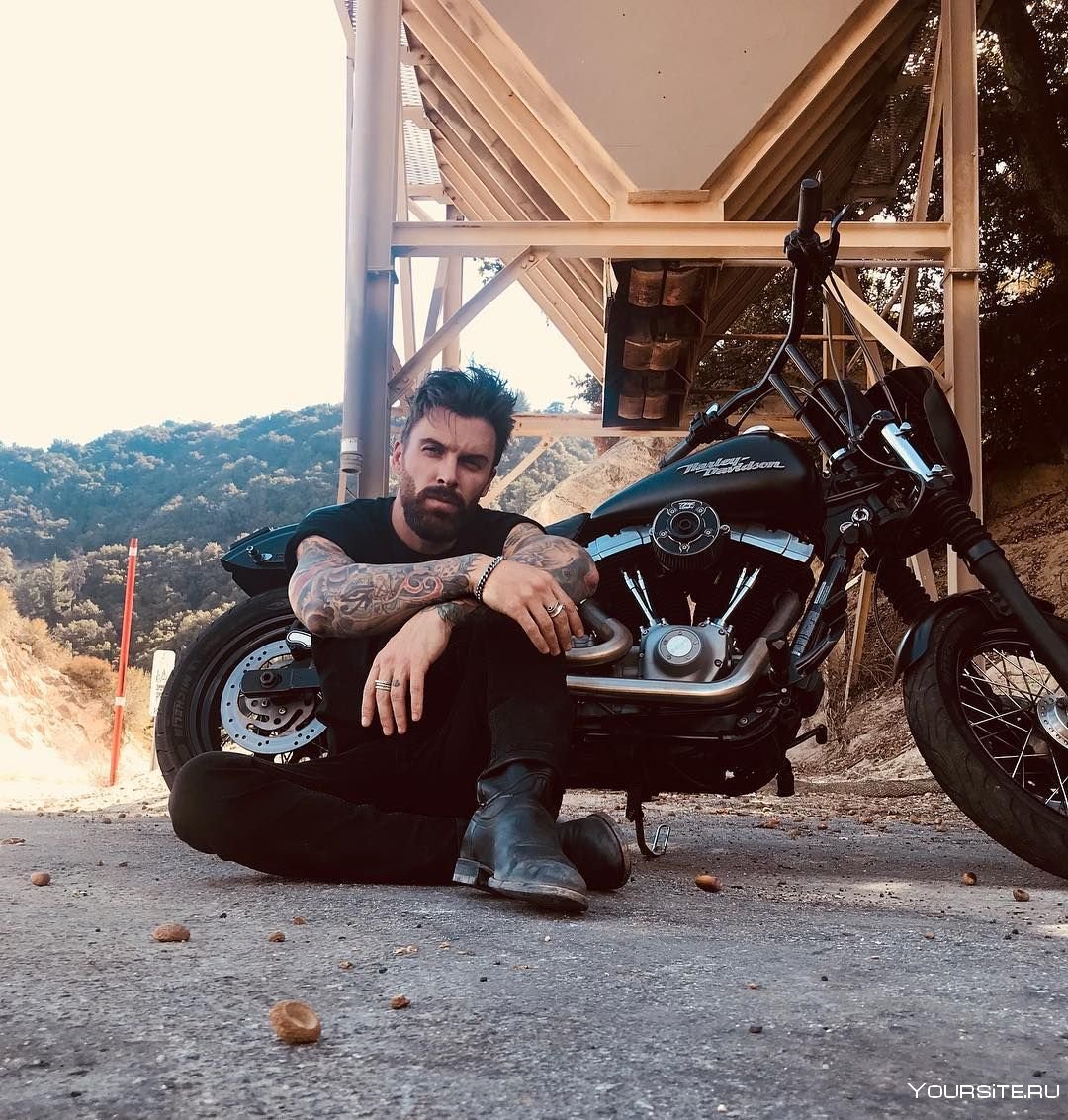 Мужская фотосессия с мотоциклом