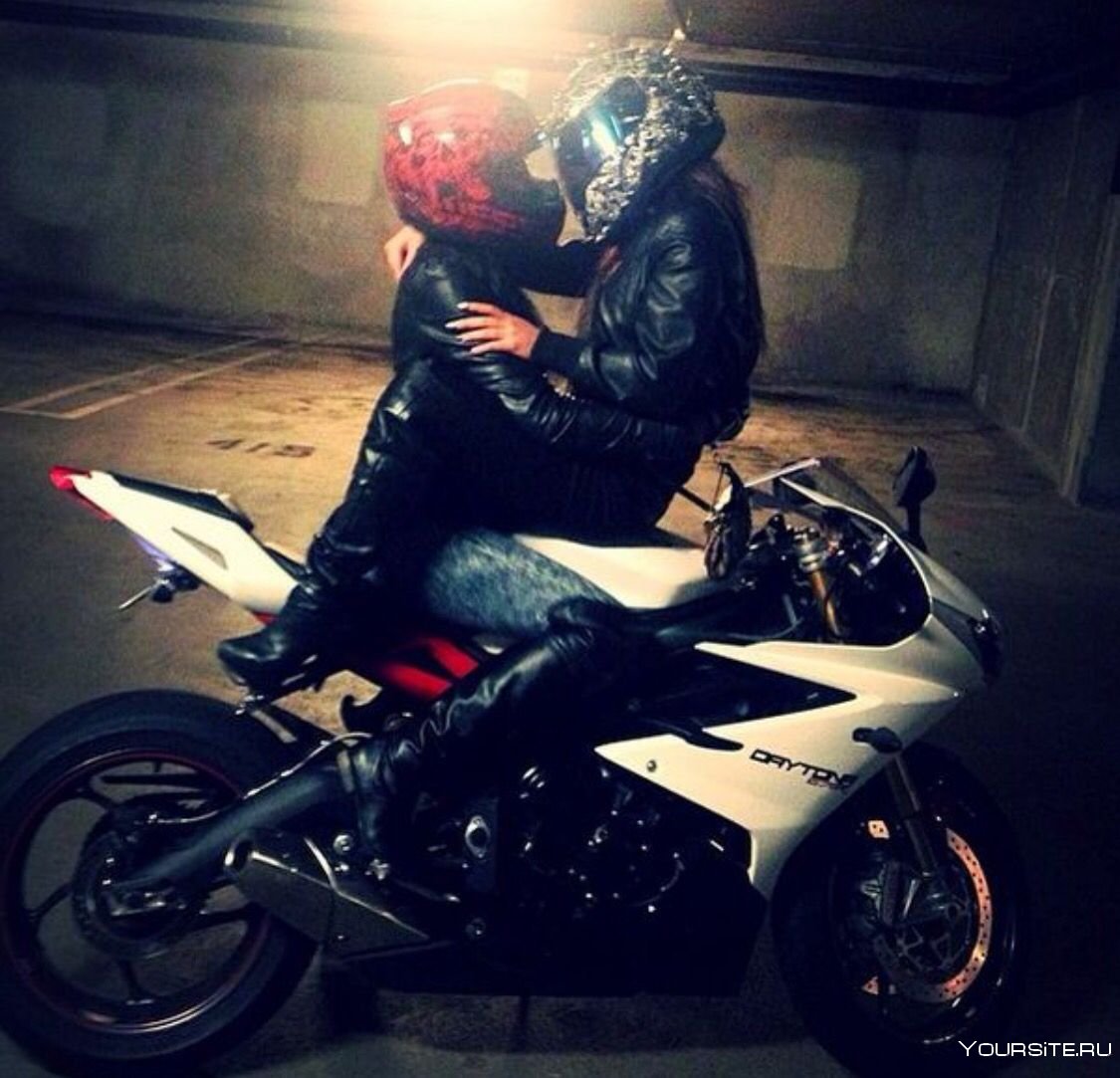Парень и девушка возле мотоцикла