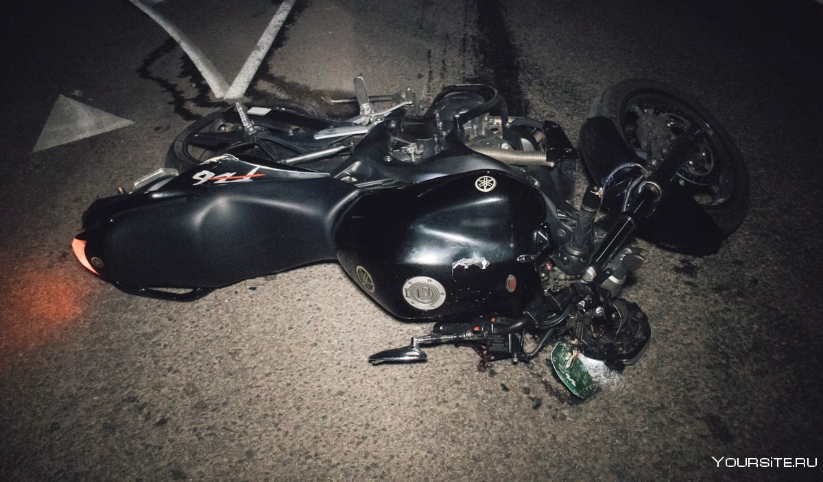 Разбитый мотоцикл в гараже