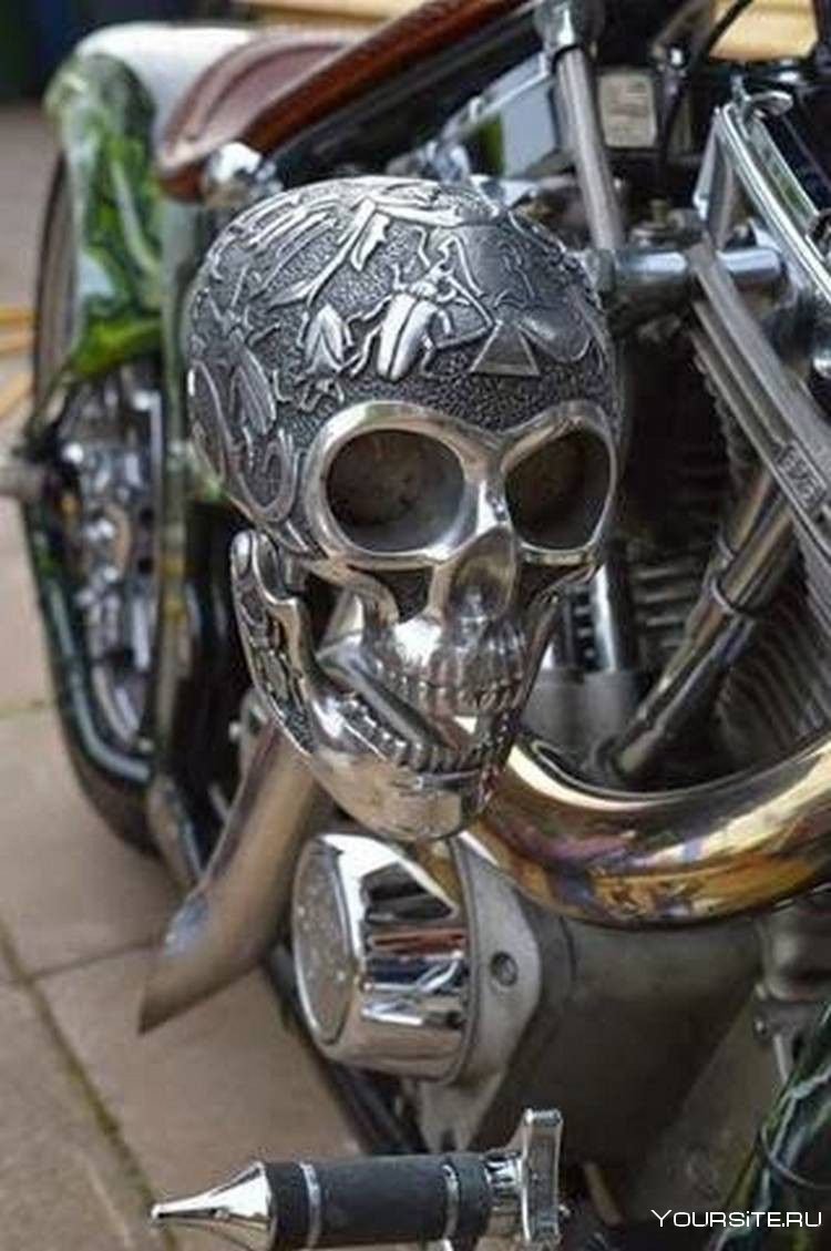 Череп на мотоцикле