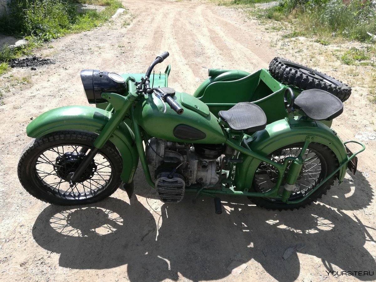 Мотоцикл Урал зеленый с о сплошным сидением 1987 года