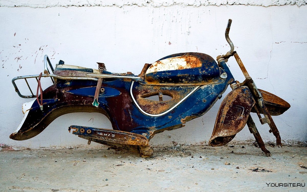 Старый сломанный мотоцикл
