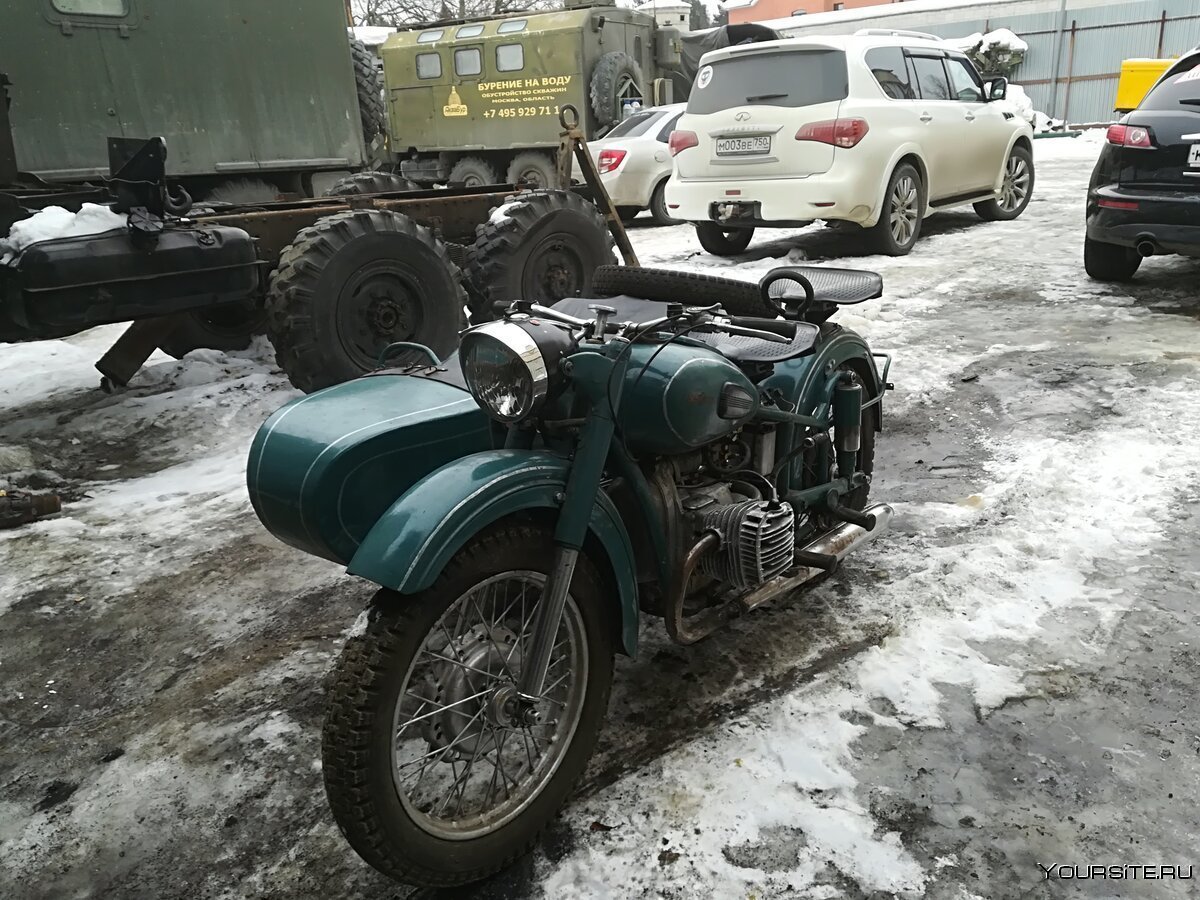 Бежевый мотоцикл Урал