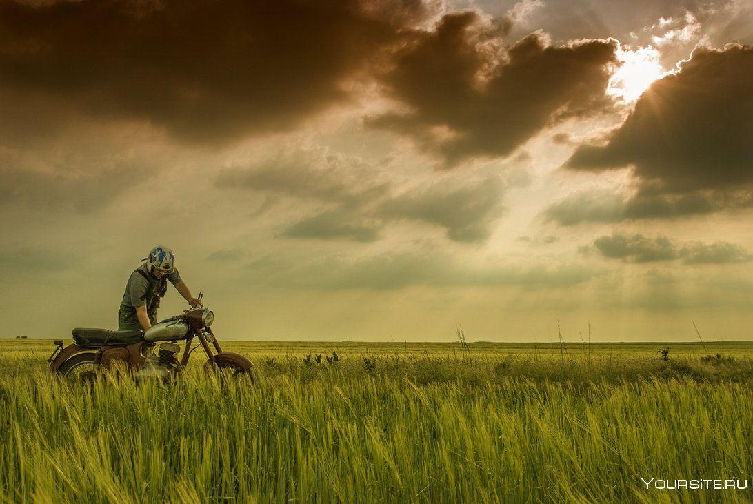 Мотоциклист в поле