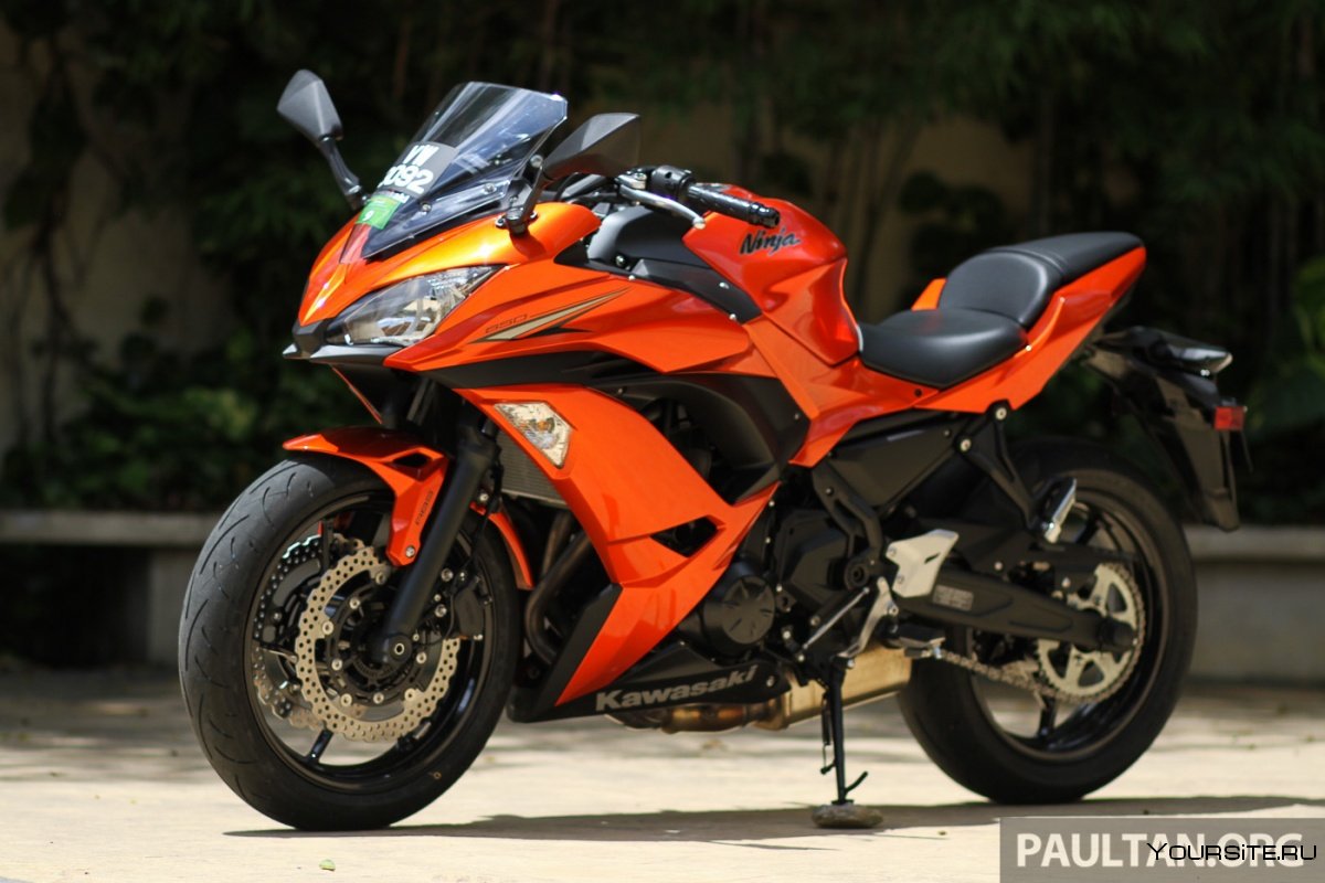 Мотоцикл Кавасаки оранжевый