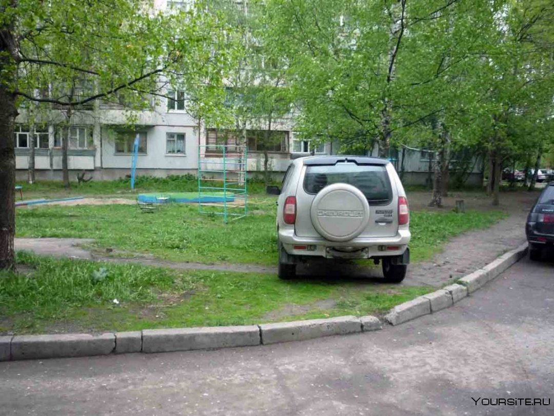 Парковка на газоне