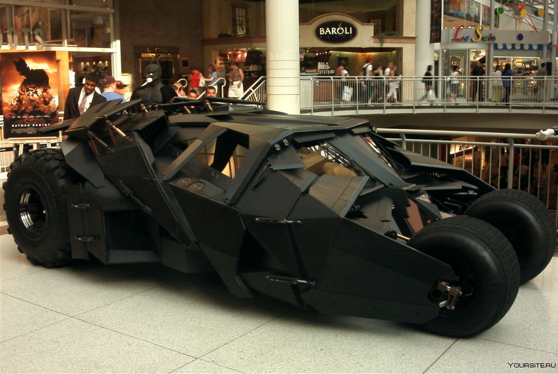 Batman batmobile. Бэтмобиль 1986. Бэтмобиль Кристофера Нолана. Бэтмобиль 2005. Бэтмобиль Мерседес.
