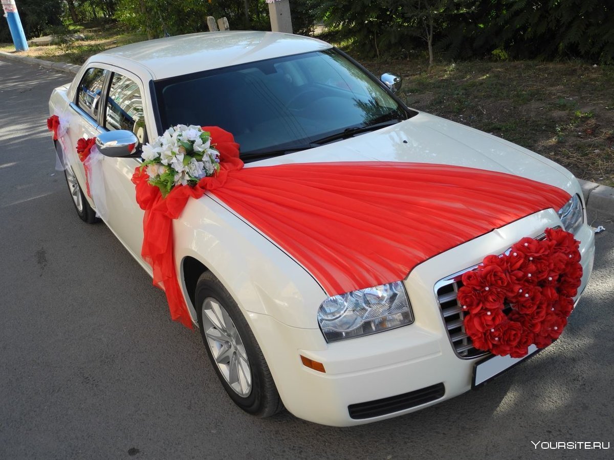 Свадебное украшение на красную машину