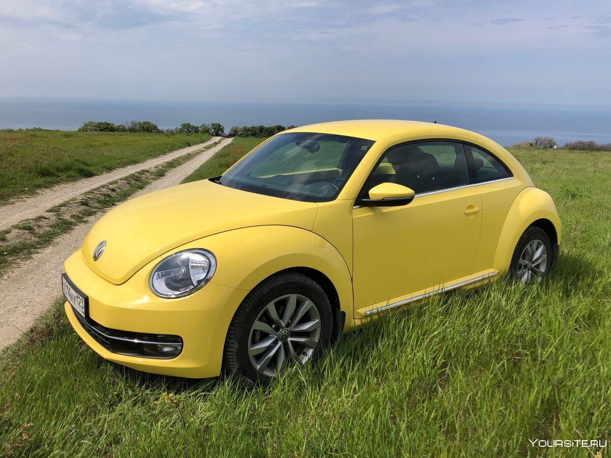 Жёлтый Volkswagen Beetle a5