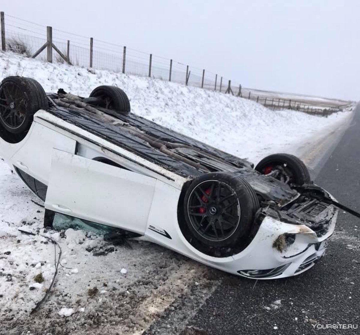Разбитый Mercedes e63 AMG