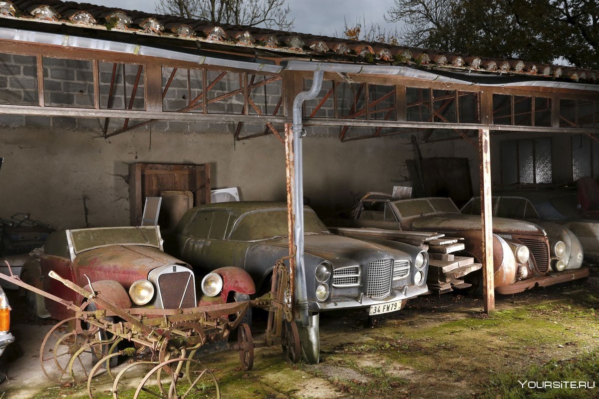 Старый автомобиль в гараже