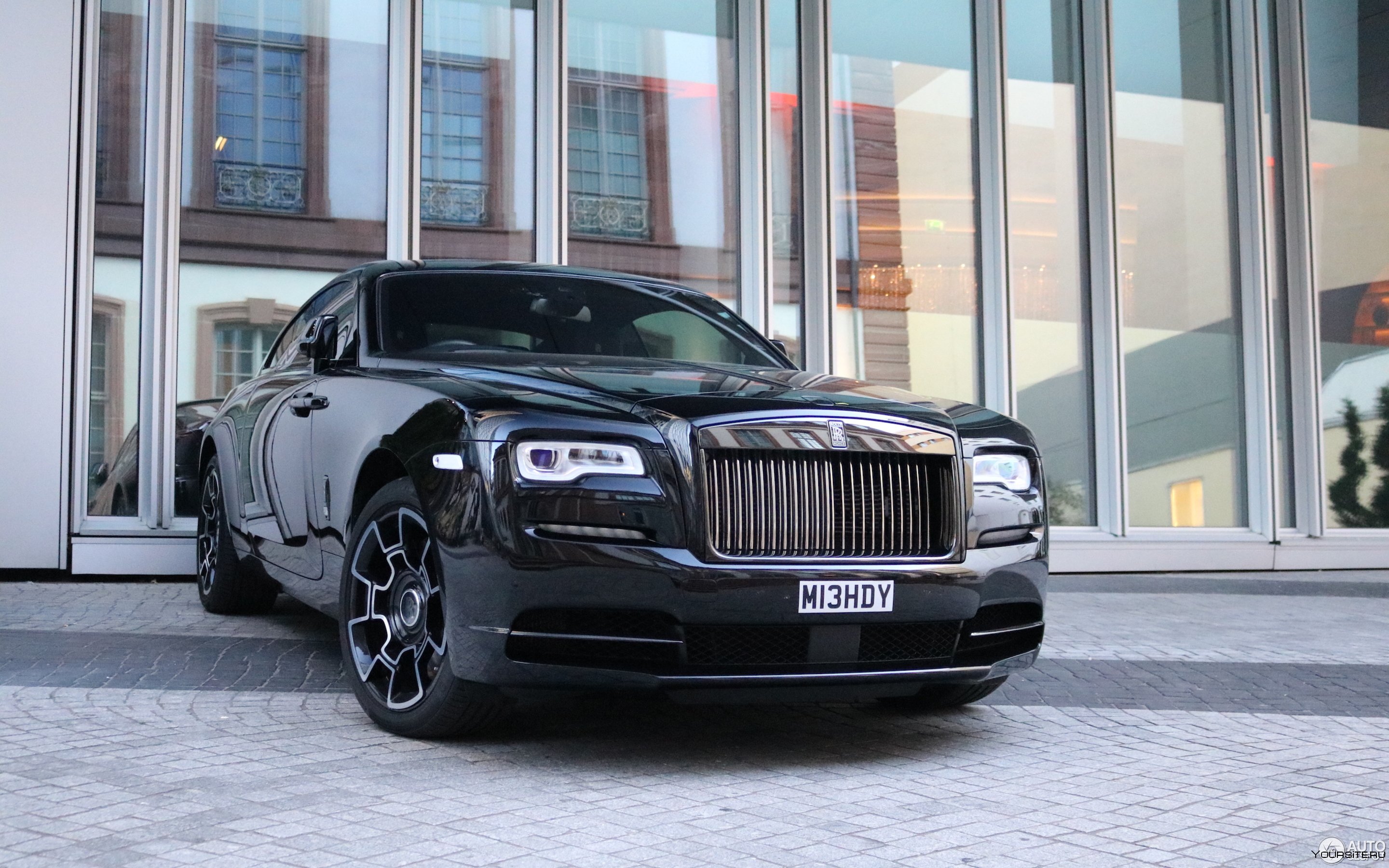 Роллс врайт. Черный Роллс Ройс. Роллс Ройс врайт. Rolls Royce Wraith Black badge. Роллс Ройс врайт 2010.