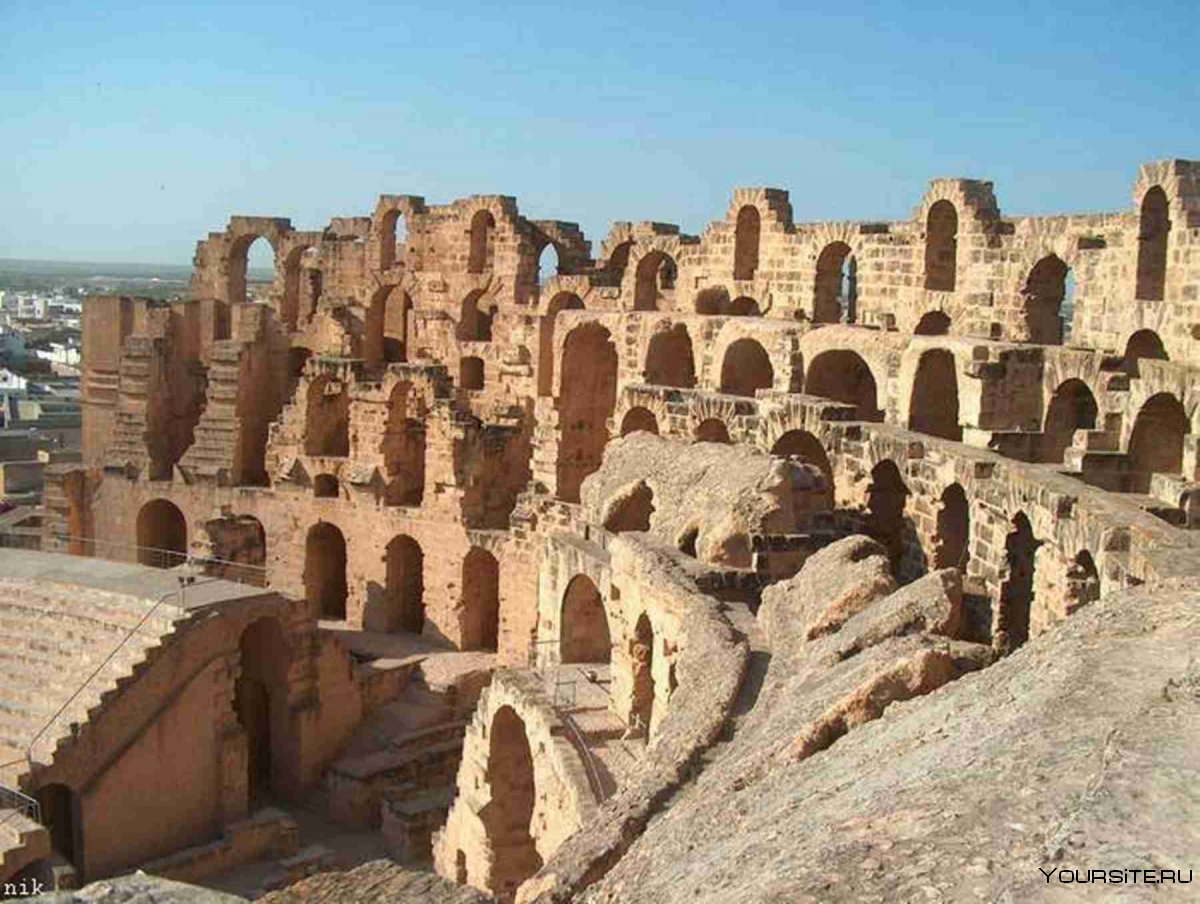 Развалины Колизея в Тунисе
