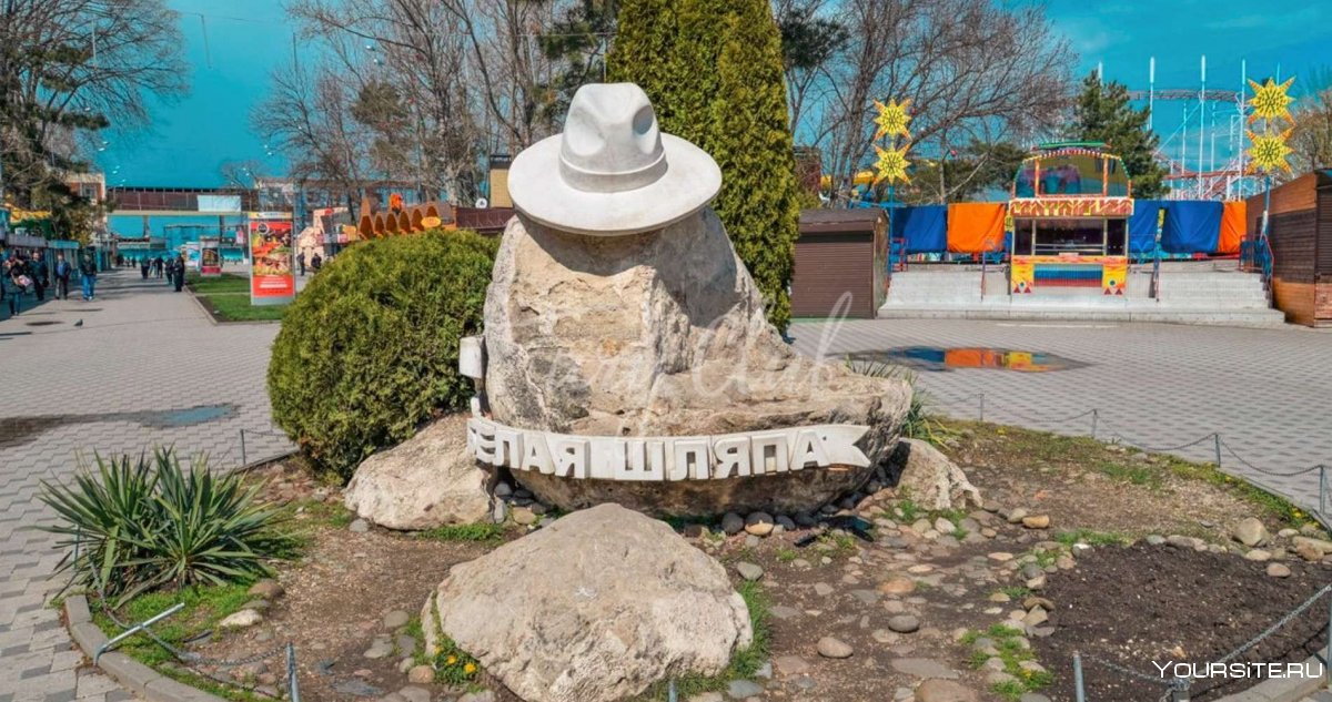 Памятник белой шляпе в городе Анапе.