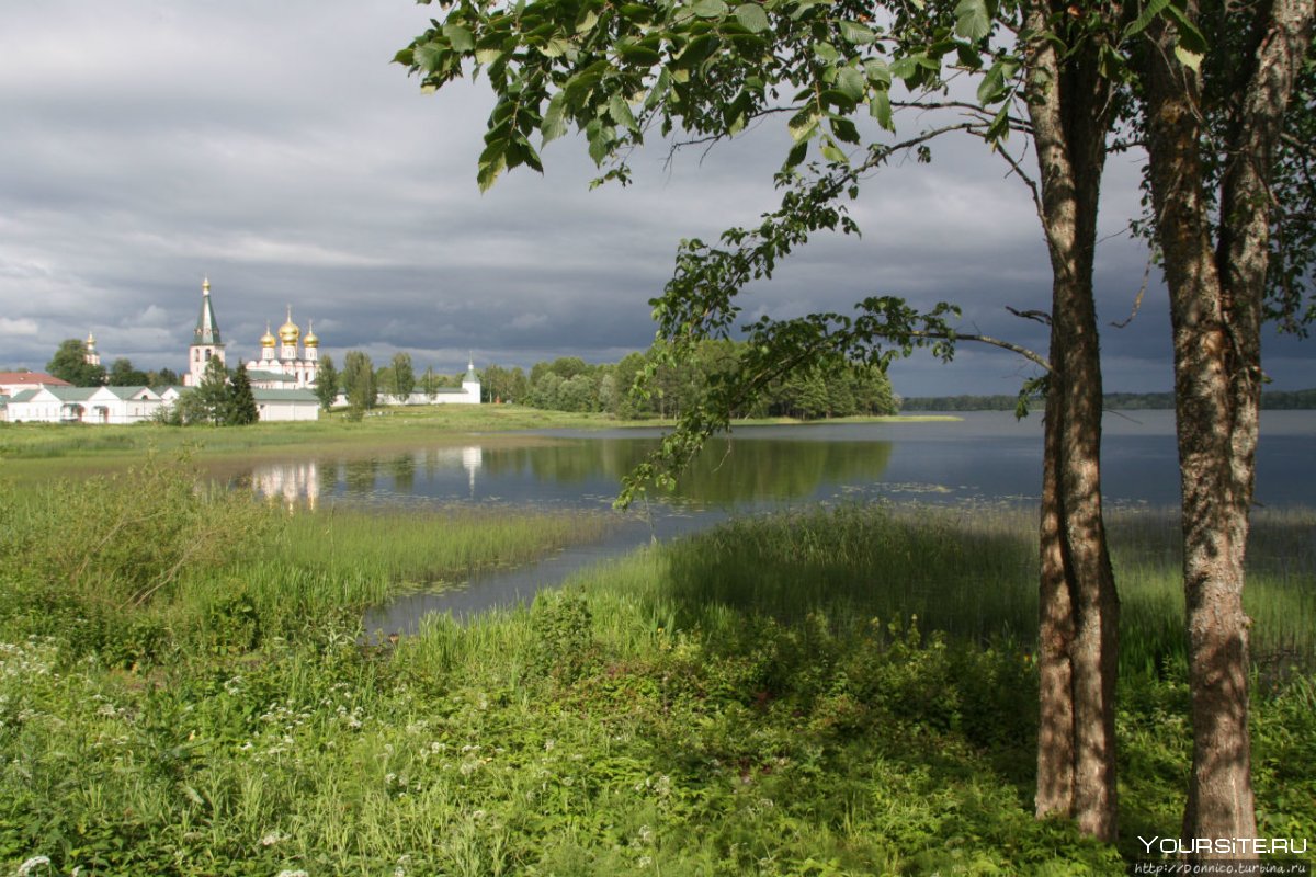 Валдайское озеро на фоне монастыря