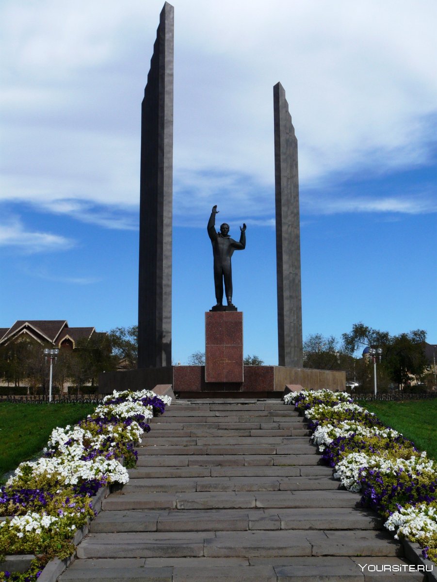 Гагарин памятник Оренбург