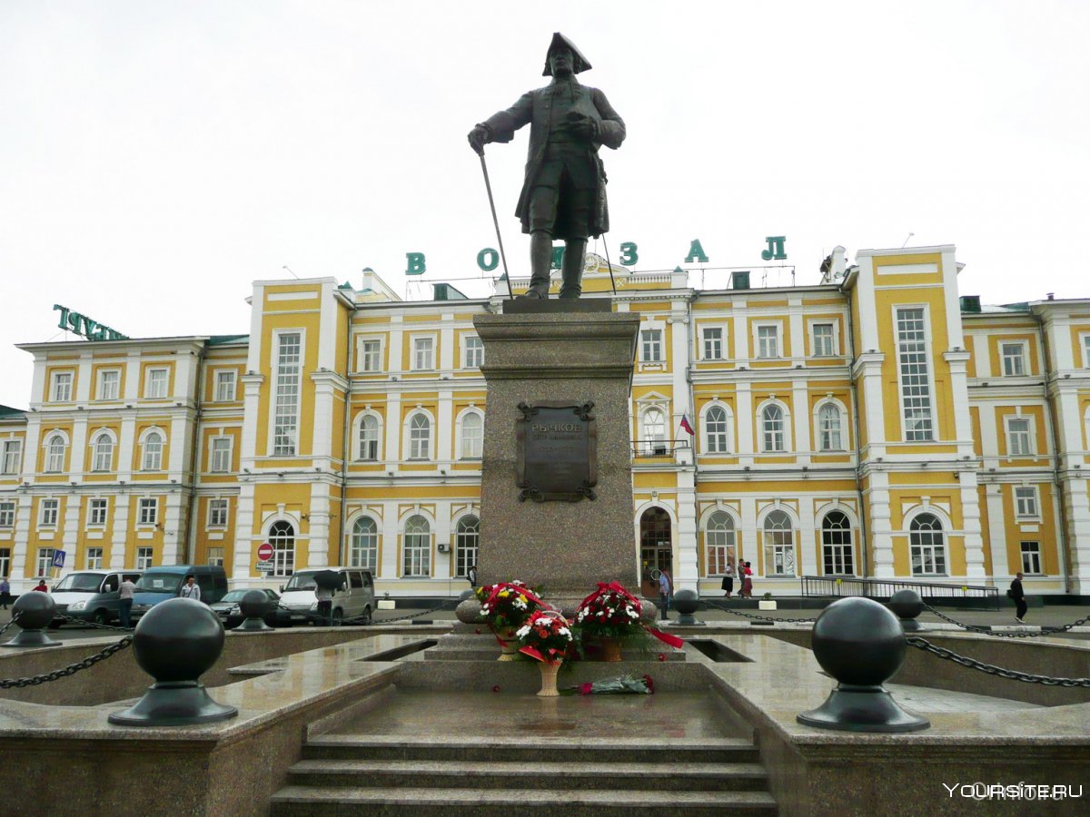 Оренбург памятник Рычкову у вокзала