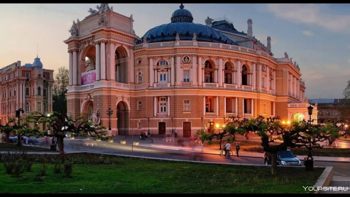 Одесский оперный театр на улице