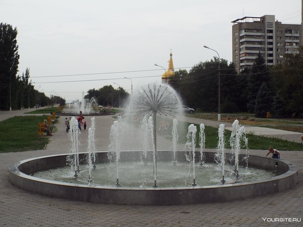 В Волжском на площади Ленина фонтаны