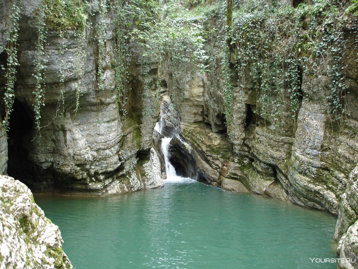 Райский водопад в Лоо
