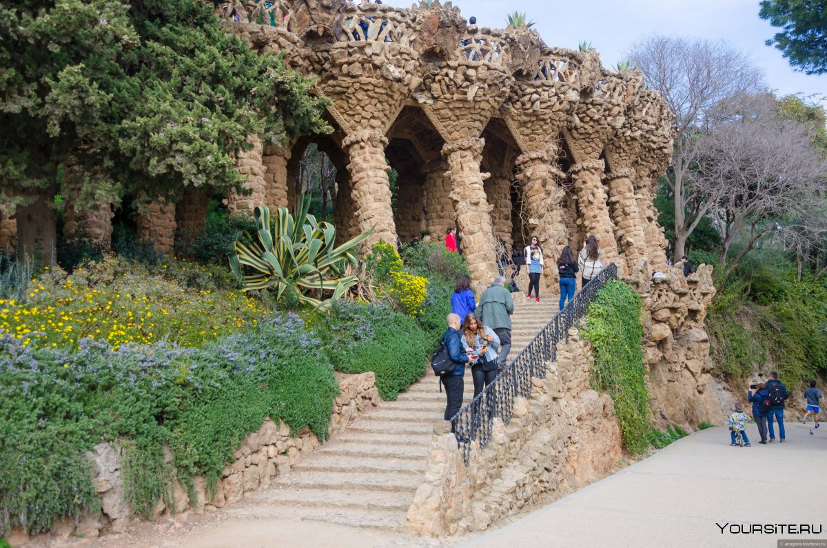 Парк и дворец Гуэля в Барселоне
