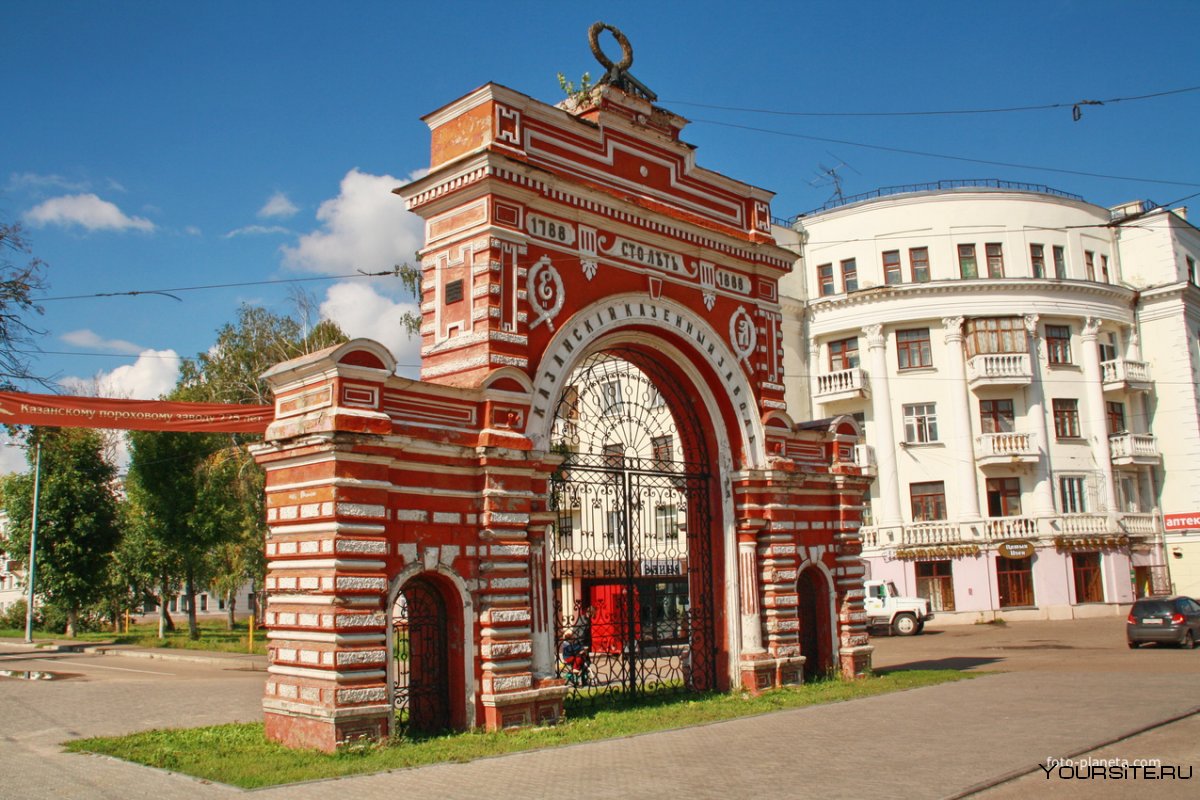 Красные ворота в Казани парк Петрова