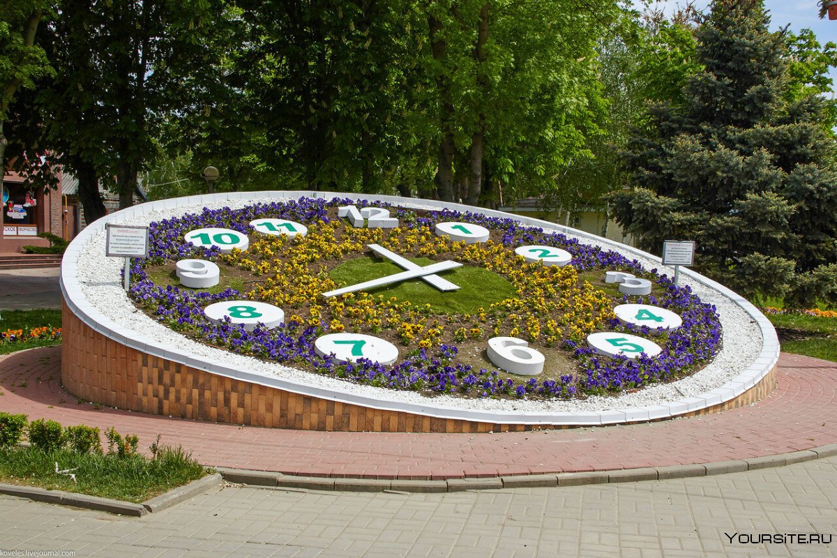 Памятник цветочные часы в Кропоткине