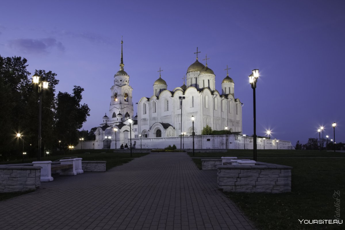 Успенский собор во Владимире вечером