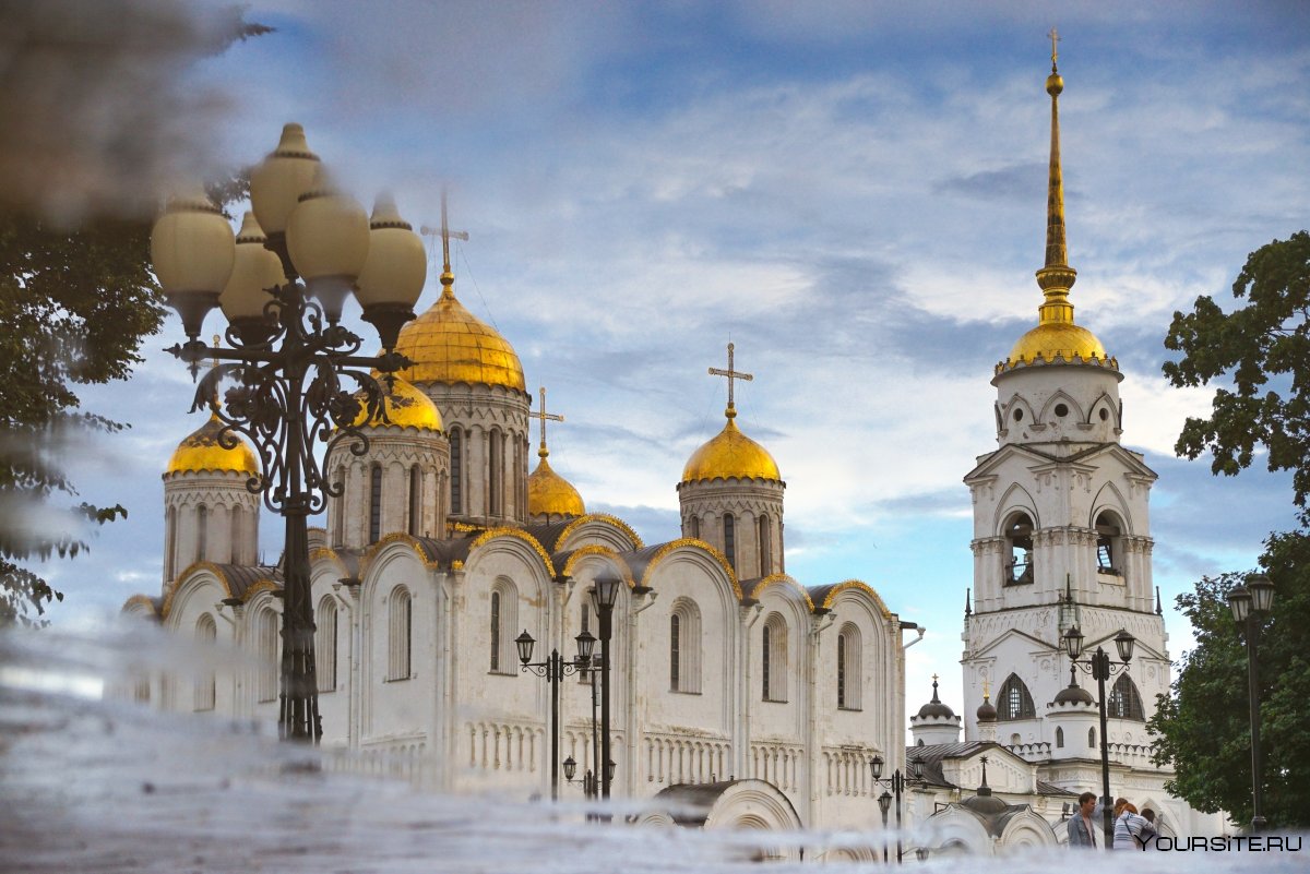 Успенский собор во Владимире осенью