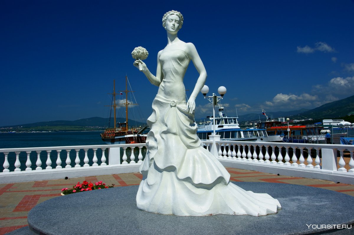 Скульптура белая невеста в Геленджике